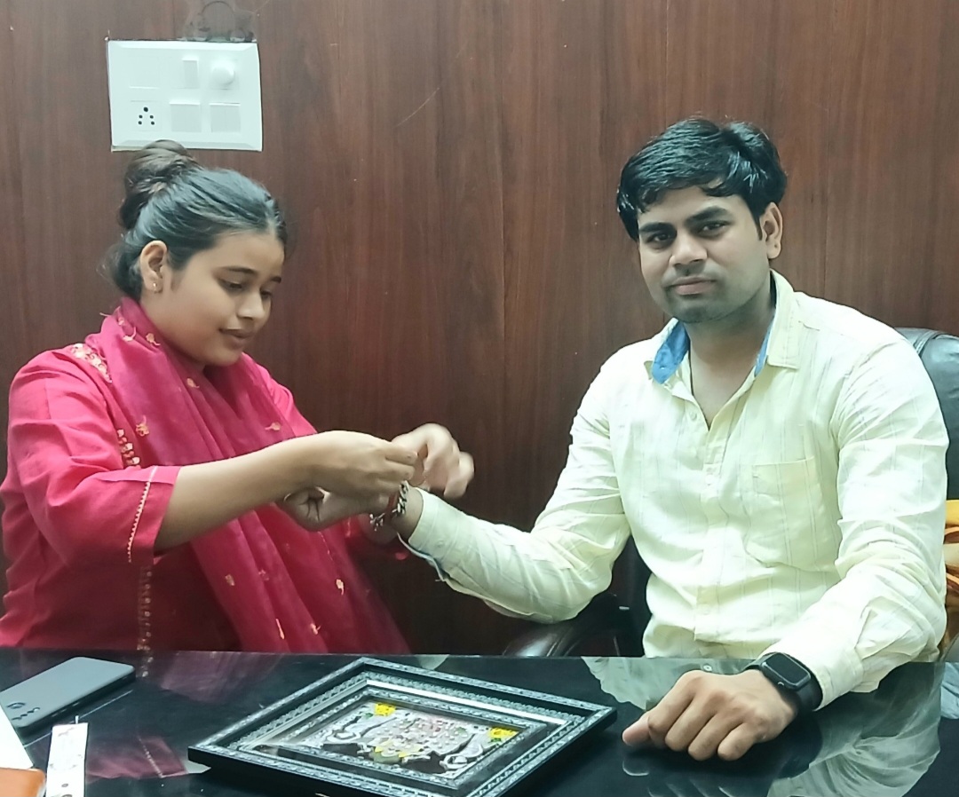  हमें यह सौभाग्य प्राप्त हुआ कि हमारी प्यारी छोटी बहन तनीषा की राखी बांधने का अवसर मिला।”